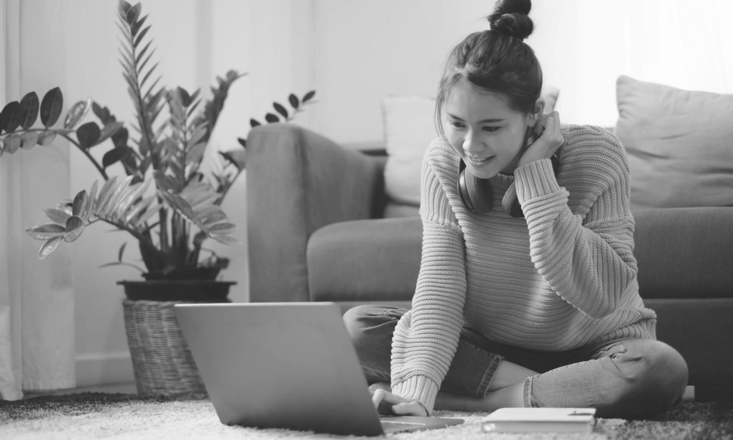 Studierende arbeiten gemeinsam an Finanzanalyse-Projekten